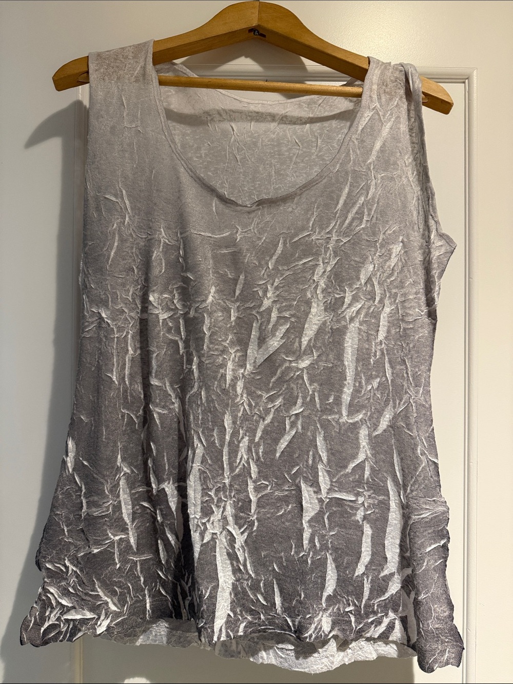 Women's Sleeveless Crinkle Tank Top - Gray Ombre